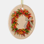 Zuidwest Chili Ristra Wreath on Adobe Wall Keramisch Ornament (Rechts)
