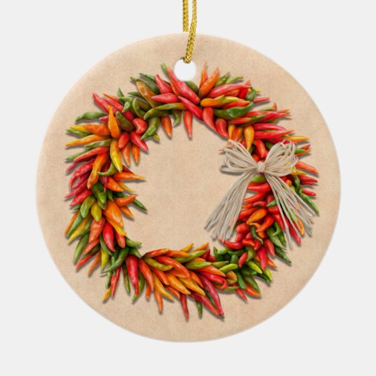 Zuidwest Chili Ristra Wreath on Adobe Wall Keramisch Ornament (Voorkant)
