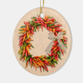 Zuidwest Chili Ristra Wreath on Adobe Wall Keramisch Ornament (Links)