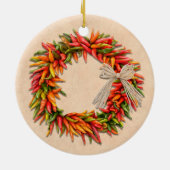 Zuidwest Chili Ristra Wreath on Adobe Wall Keramisch Ornament (Achterkant)