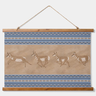 Zuidwest Pronghorn Antilope Kudde met Blauwe Rand Hangend Wandkleed