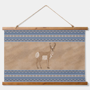 Zuidwest Pronghorn Staande Antilope Blauwe Randen Hangend Wandkleed