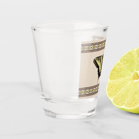 Zuidwestelijke gele zandstaartvlinder shot glas (Links)