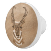Zuidwestelijke Pronghorn Antelope Head Petroglyph Keramische Knop (Rechts)