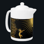 Zuidwestelijke Sun Kokopelli Theepot<br><div class="desc">Zuidwestelijke Sun Kokopelli theepot. Levendige gouden Kokopelli theepot combinatie die u de achtergrondkleuren kunt aanpassen aan uw smaak. Kokopelli gouden patronen inheemse Amerikaanse Indiaanse culturen. Toegeschreven aan oude buitenaardse wezens of stammenkunst en geïnspireerd door grot- en rotstekeningen. Pas uw Zuidwestelijke Stijl Native Amerikaanse theepot kleuren en afbeeldingen. Geweldig cadeau-idee voor...</div>