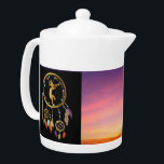 Zuidwestelijke Zonsondergang Kokopelli Dreamcatche Theepot<br><div class="desc">Zuidwestelijke Kokopelli Dreamcatcher theepot. Levendige Sunset Kokopelli theepot combinatie die u de achtergrondkleuren kunt aanpassen aan uw smaak. Kokopelli Dreamcatcher Indiaanse culturen. Toegeschreven aan oude buitenaardse wezens of stammenkunst en geïnspireerd door grot- en rotstekeningen. Pas uw Zuidwestelijke Stijl Native Amerikaanse theepot kleuren en afbeeldingen. Geweldig cadeau-idee voor degenen die houden...</div>