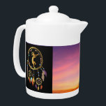 Zuidwestelijke Zonsondergang Kokopelli Dreamcatche Theepot<br><div class="desc">Zuidwestelijke Kokopelli Dreamcatcher theepot. Levendige Sunset Kokopelli theepot combinatie die u de achtergrondkleuren kunt aanpassen aan uw smaak. Kokopelli Dreamcatcher Indiaanse culturen. Toegeschreven aan oude buitenaardse wezens of stammenkunst en geïnspireerd door grot- en rotstekeningen. Pas uw Zuidwestelijke Stijl Native Amerikaanse theepot kleuren en afbeeldingen. Geweldig cadeau-idee voor degenen die houden...</div>