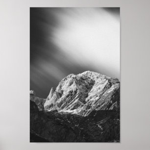 Zuigerige wolken over de bergen in zwart-wit poster
