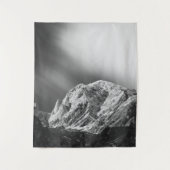 Zuigerige wolken over de bergen in zwart-wit wandkleed (Voorkant)