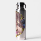 Zuivelzussen tussen de bloemen in het bos waterfles (Achterkant)