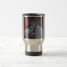 zuiver wit paard met zwarte braad en rode bloemen reisbeker