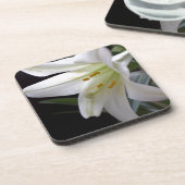 , zuivere witte paasbloem in zwart drankjes onderzetter (Linkerzijde)