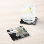 , zuivere witte paasbloem in zwart drankjes onderzetter (Rechterzijde)