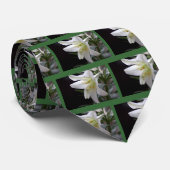 , zuivere witte paasbloem in zwart stropdas (Opgerold)