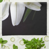 , zuivere witte paasbloem in zwart theedoek (Gevouwen)