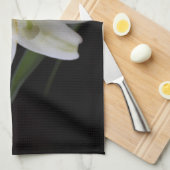 , zuivere witte paasbloem in zwart theedoek (Quarter Fold)