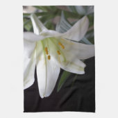 , zuivere witte paasbloem in zwart theedoek (Verticaal)