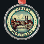 Zürich Zwitserland Illustratie Travel Art Badge Metalen Ornament<br><div class="desc">Zürich retro vector reisontwerp. De pittoreske steegjes van de centrale Altstadt (oude stad),  aan weerszijden van de rivier de Limmat,  weerspiegelen de pre-middeleeuwse geschiedenis.</div>