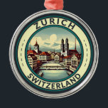 Zürich Zwitserland Illustratie Travel Art Badge Metalen Ornament<br><div class="desc">Zürich retro vector reisontwerp. De pittoreske steegjes van de centrale Altstadt (oude stad),  aan weerszijden van de rivier de Limmat,  weerspiegelen de pre-middeleeuwse geschiedenis.</div>