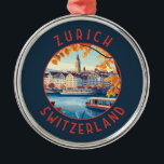 Zürich Zwitserland Retro Distressed Circle Metalen Ornament<br><div class="desc">Zürich retro vector reisontwerp. De pittoreske steegjes van de centrale Altstadt (oude stad),  aan weerszijden van de rivier de Limmat,  weerspiegelen de pre-middeleeuwse geschiedenis.</div>