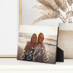 Zussen | Horizontale foto met overlay voor script Fotoplaat<br><div class="desc">Houd een constante herinnering aan uw belangrijkste prioriteit in de buurt met deze mooie fotoplaque uit de familie. Voeg een favoriete horizontale of landschapsgeoriënteerde foto,  met "zussen"toe bekleed in witte handgeschreven manuscripthet schrijven.</div>