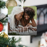 Zussen maken de beste vrienden Foto Keepsake Metalen Ornament<br><div class="desc">Eenvoudige zus houden volledige foto kerst ornament. Met een foto van jou en je zus,  de tekst 'ZUSSEN maken de beste vrienden' in elegante witte typografie,  naam / namen van de broers en zussen.</div>