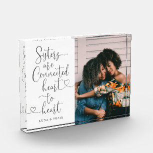 Zussen Verbonden hart met hart   Foto zuster