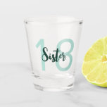 Zuster 18th Birthday Blauwgroen Green Script Shot  Shot Glas<br><div class="desc">Maak een glimlach op een gezicht met dit 18e verjaardagscampglas voor je zus. Het perfecte cadeau of feestaccessoire! - Klik gewoon om dit ontwerp te personaliseren 🔥 Mijn beloften - Dit ontwerp is uniek en is ontworpen met u in het achterhoofd 🙏 Bedankt voor het ondersteunen van mijn kleine bedrijf...</div>