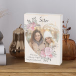 Zuster Foto Floral Lijst Geometric Gold Heart Houten Kist Print<br><div class="desc">Aangepast fotoblok dat u voor iedereen kunt personaliseren en een favoriete gezegde of woorden uit het hart kunt toevoegen. Je foto is geplaatst in een geometrisch hartvormig gouden lijst. Het gemstone-lijst is versierd met waterverf bouquets van roze bloemen. Het is letterlijk voorzien van de tekst "Zuster.. altijd zorgen en delen....</div>