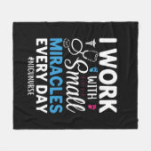 Zuster Gift I werk met kleine Fleece Deken (Voorkant (Horizontaal))