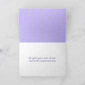 Zuster in Law Paarse Gingham Birthday Kaart (Binnen)