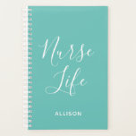 Zuster Life Medical Blauwgroen en White, gepersona Planner<br><div class="desc">Houd uw drukke schema in stijl bij met deze Blauwgroen Verpleegdienst voor verpleegkunde en White Personalized Planner. Het is een modern ontwerp met de tekst "zuster leven" in groot wit trendy hand lettered manuscript dat op de voorzijde van pastel blauwgroen klantgerichte planner wordt gecentreerd. De naam staat aan de onderkant....</div>