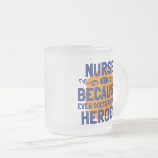 Zuster omdat zelfs artsen helden nodig hebben matglas koffiemok (Voorkant rechts)