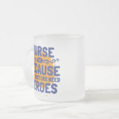 Zuster omdat zelfs artsen helden nodig hebben matglas koffiemok (Voorkant links)