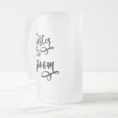 Zuster van de bruidegom matglas bierpul (Voorkant links)
