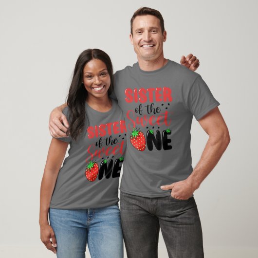 Zuster van de zoete aardbei 1e geboorte t-shirt (Unisex)