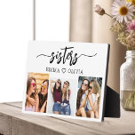 Zusters 3 Fotocollage Familie Keepsake Gift Fotoplaat<br><div class="desc">Vier het zusterschap met de Zusters 3 Fotocollage Keepsake Gift Plaque. Deze gepersonaliseerde plaquette heeft een prachtig gerangschikte collage van drie gekoesterde foto's, die samen onvergetelijke momenten vastleggen. Gemaakt van hoogwaardige materialen, is het perfect om op een bureau, plank of muur weer te geven. Het oprechte ontwerp voegt een liefdevolle...</div>