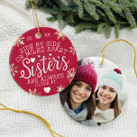 Zusters aangesloten op Hart Photo Keepomwille Red Keramisch Ornament<br><div class="desc">Een speciaal en gedenkwaardig ornament voor foto's en citaatcadeau voor zussen. Het ontwerp is voorzien van een mooi zustercitaat "Naast elkaar of naast de zussen staan ze altijd dicht bij het hart", een prachtig ontwerp met harten en faux gouden sneeuwvlokken die de uitspraak lijsten. Pas met het jaar en een...</div>