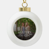 Zusters Foto Persoonlijk Monogram Keramische Bal Ornament (Voorkant)