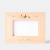 Zusters in cursief schrift met namen gegraveerde lijstjes (Voorkant)