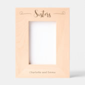 Zusters in cursief schrift met namen (portret) gegraveerde lijstjes (Voorkant)