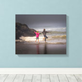 Zusters op een mistige ochtend aan het strand canvas afdruk (Insitu (Houten vloer))