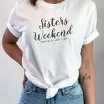 Zusters Weekend Away T-shirt Aangepaste Locatie Da<br><div class="desc">Het perfecte tshirt om je zusjes weekendje weg te vieren. Of je nu een verjaardagsfeest viert, een mini-reünie plant, een vrijgezellenfeest of gewoon met je vriendinnen omgaat, dit shirt zal het podium vormen voor het beste weekend / reis ooit. Personaliseer door de locatie en datum van uw ontslag toe te...</div>