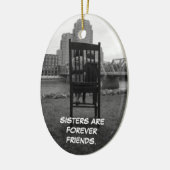 Zusters zijn altijd vrienden keramisch ornament (Links)