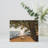 Zwaaien op de strand bij zonsondergang briefkaart (Staand voorkant)