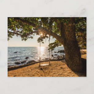 Zwaaien op de strand bij zonsondergang briefkaart