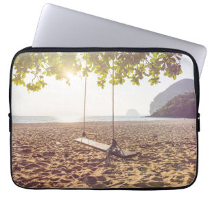 Zwaaien op de strand bij zonsondergang laptop sleeve