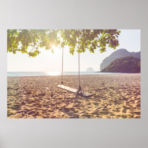 Zwaaien op de strand bij zonsondergang poster