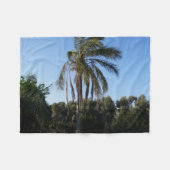 Zwaaiende palmboom onder een heldere hemel fleece deken (Voorkant (Horizontaal))