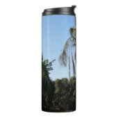 Zwaaiende palmboom onder een heldere hemel thermosbeker (Gedraaid links)